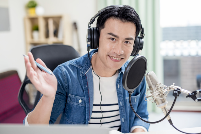 ラジオパーソナリティの収入 年収を解説 声優志望者も必見の給料 声優業界情報局