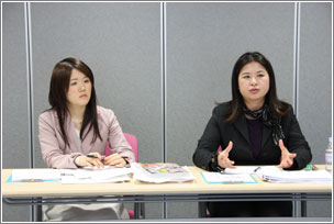 編集部批評会の様子