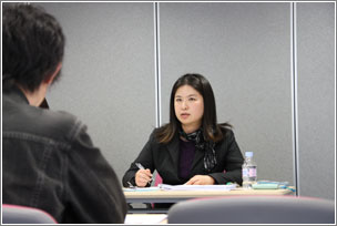 編集部批評会の様子