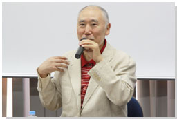 編集部批評会の様子