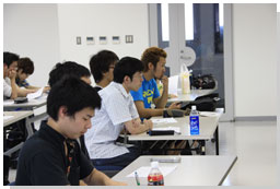 編集部批評会の様子