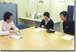 インタビュー前の秋口先生と学生達