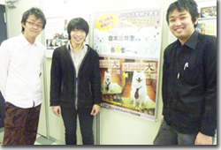 犬飼さん家の犬のポスターを前に秋口先生と3ショット