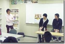 秋口先生を前に楽しく話す学生達