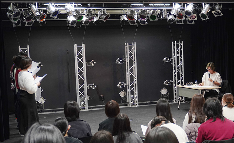 指導を受ける学生たち